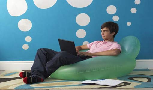 شبابنا والإنترنت.. تواصل وإنفتاح أم عُزلة؟